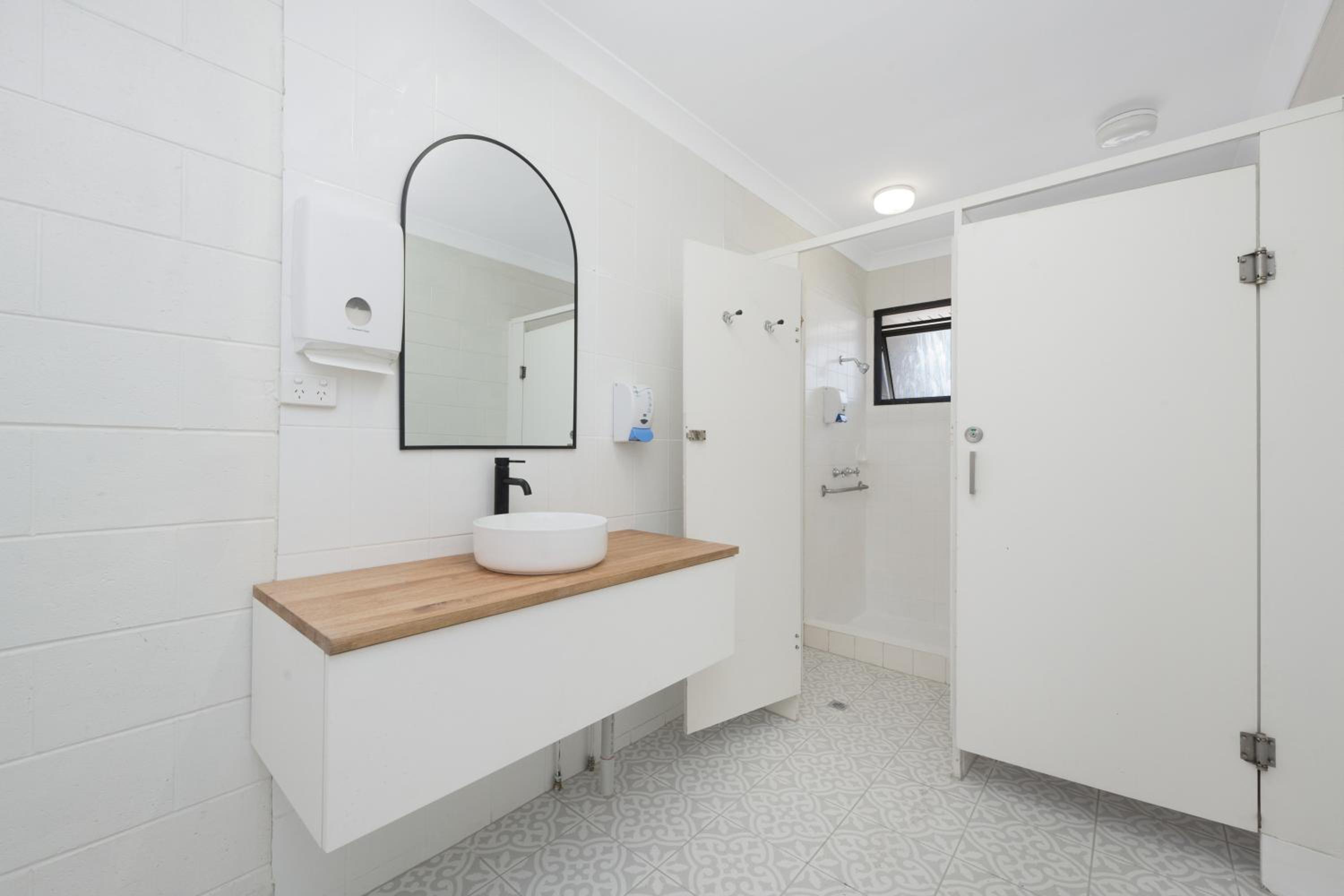 Seaside Lodge Hostel Townsville- right next to coles, 2 mins walk to strand & CBD- Passport required
