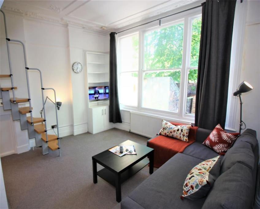 Well Appointed Garden Condo in Kensington Olympia