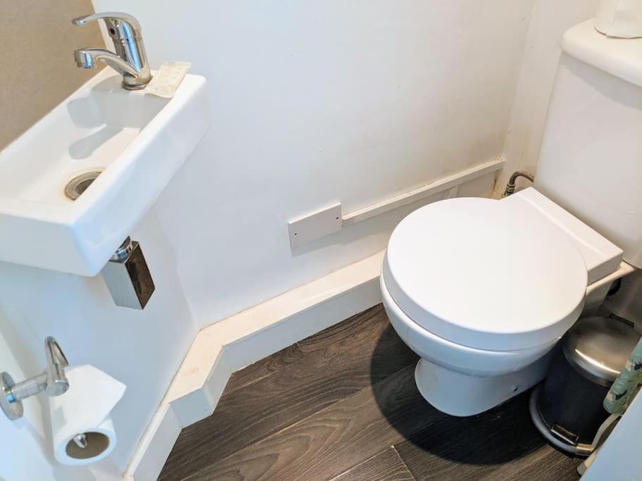 Well Appointed Garden Condo in Kensington Olympia