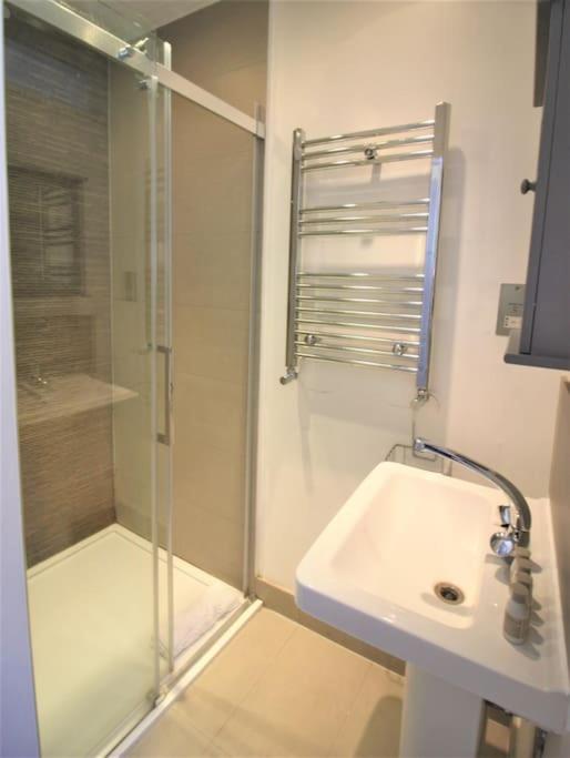 Well Appointed Garden Condo in Kensington Olympia