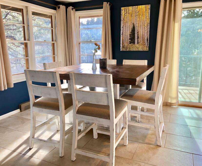 Hot Tub! Pets Ok! Perfect Estes Park Getaway, Walk to Town 3 Kings!#3337
