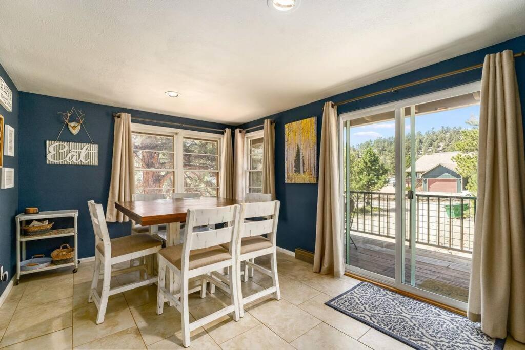 Hot Tub! Pets Ok! Perfect Estes Park Getaway, Walk to Town 3 Kings!#3337