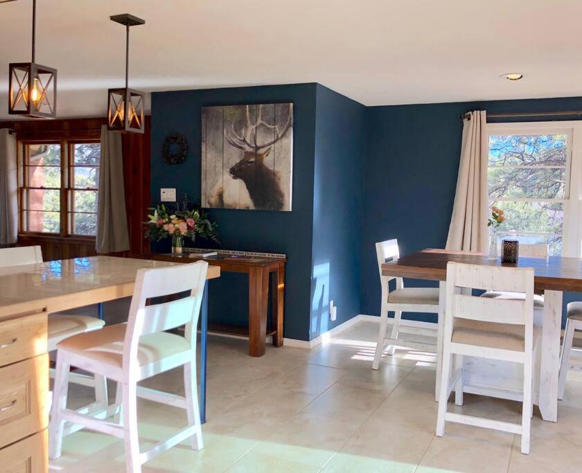 20 percent off Hot Tub! Pets Ok! Perfect Estes Park Getaway, Walk to Town 3 Kings!#3337