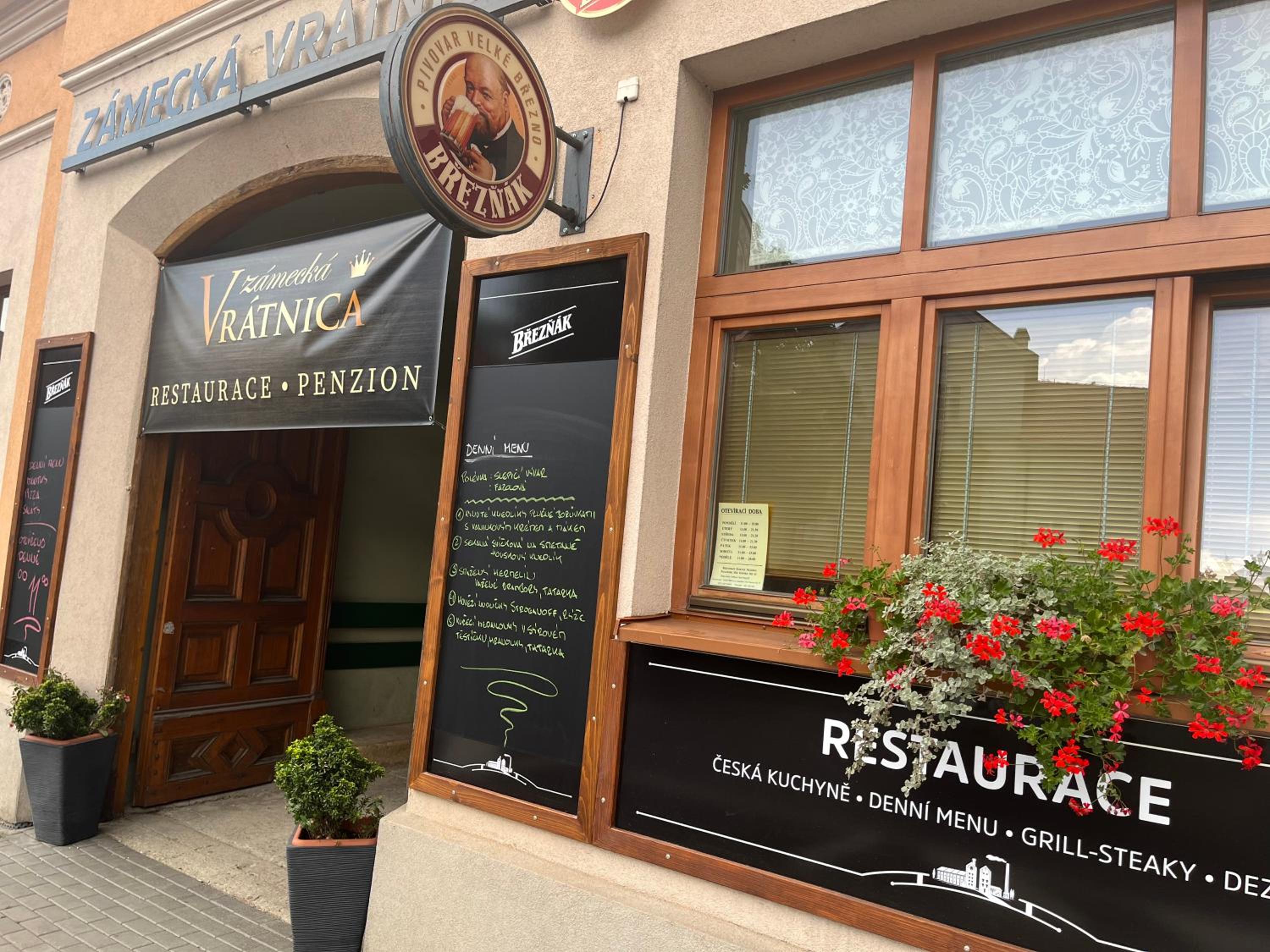 Penzion a Restaurace ZÁMECKÁ VRÁTNICA