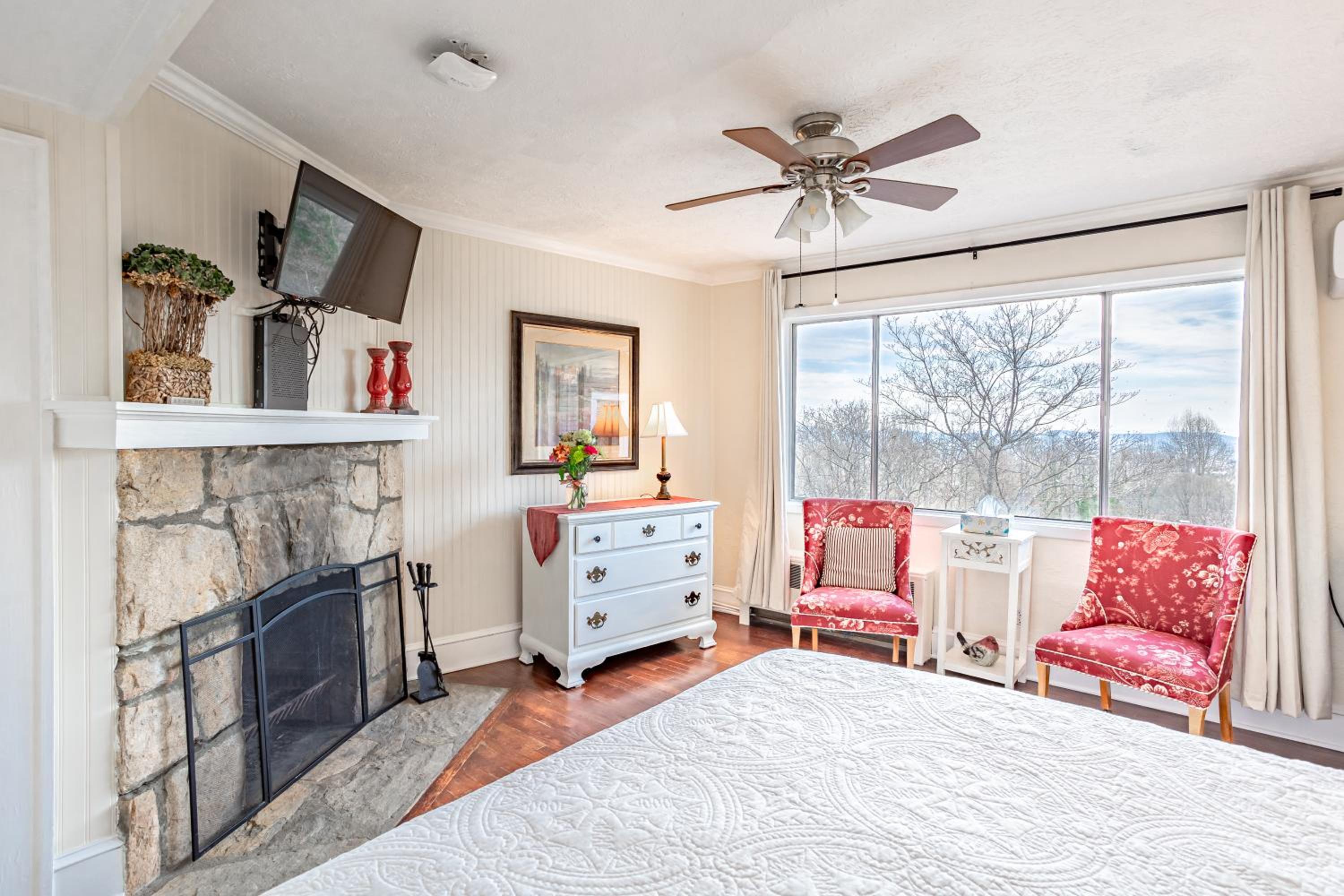 Echo Mountain Inn