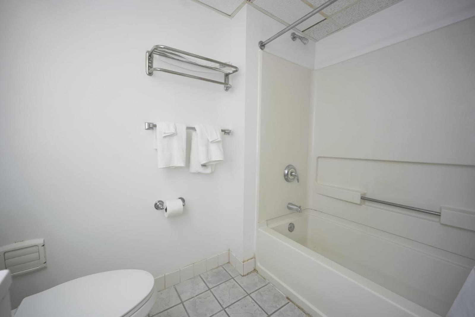 Greenwoods Inn  Suites - Property Image 3