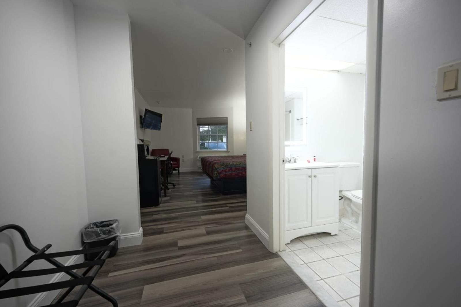 Greenwoods Inn  Suites - Property Image 6