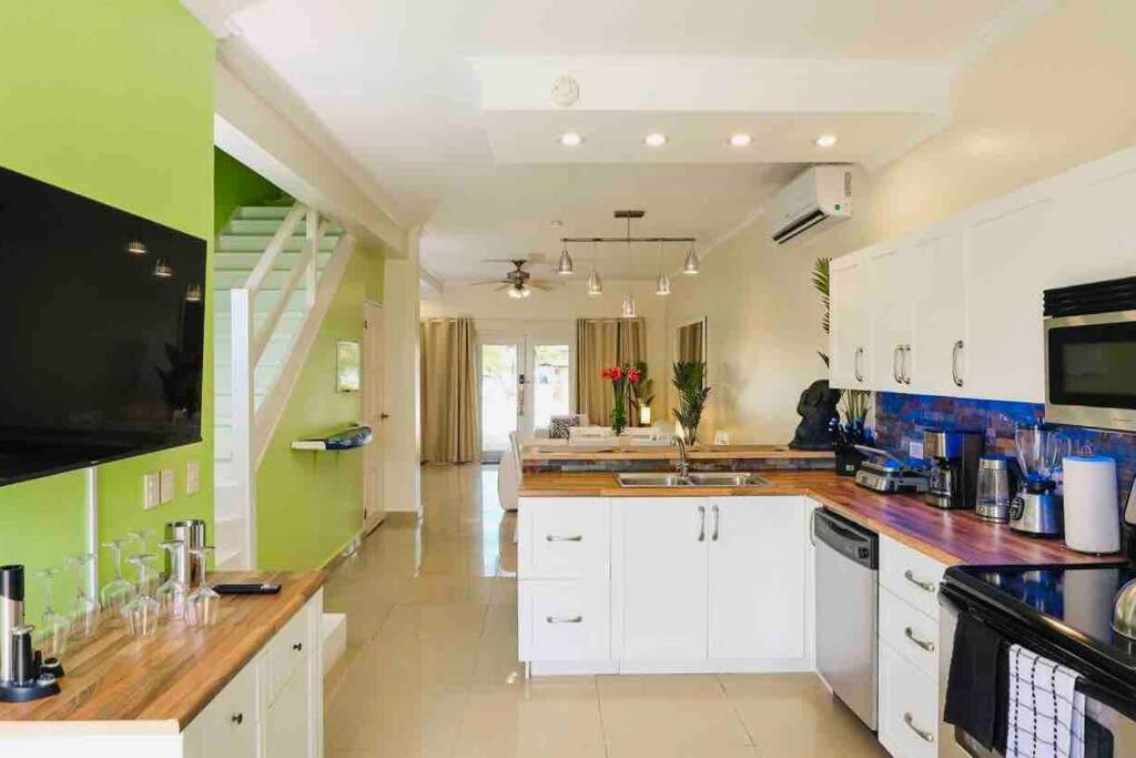 Eagle Beach Aruba Breeze Condominium Lime