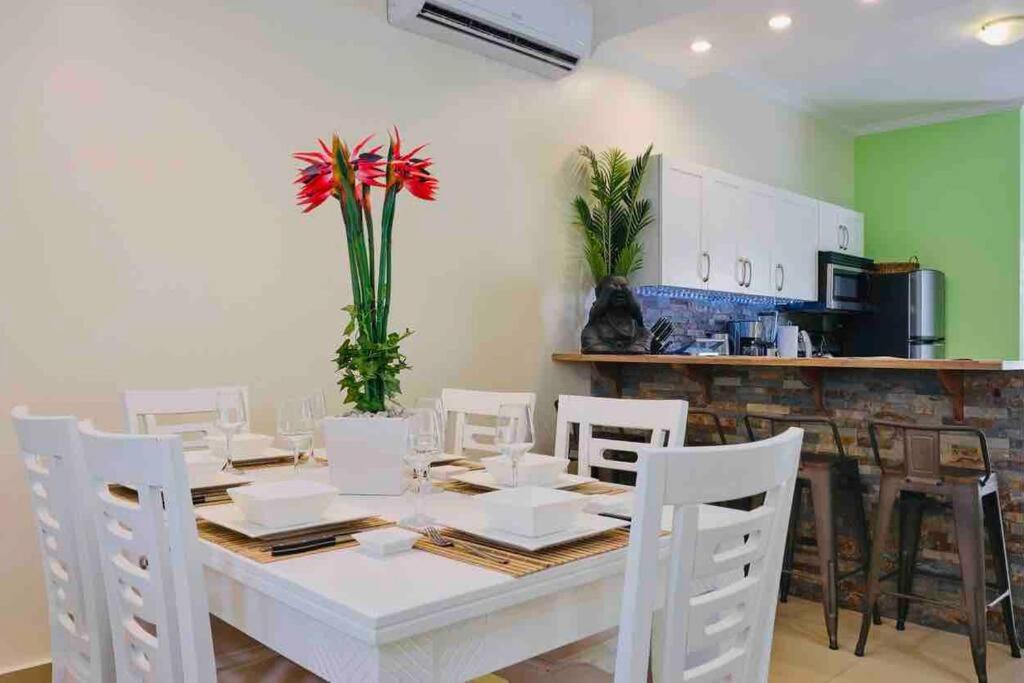 Eagle Beach Aruba Breeze Condominium Lime