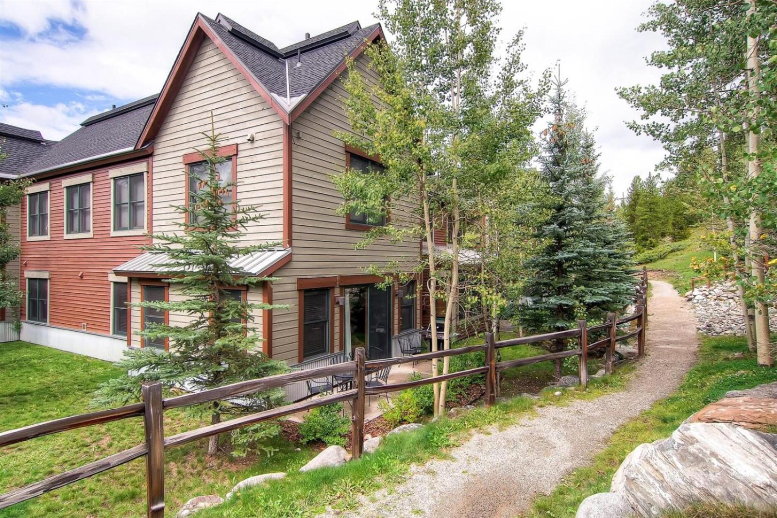 Perfectly Placed 2 Bedroom Vacation Rental In Historic Downtown Breckenridge With Access To Hot Tub And Pool
