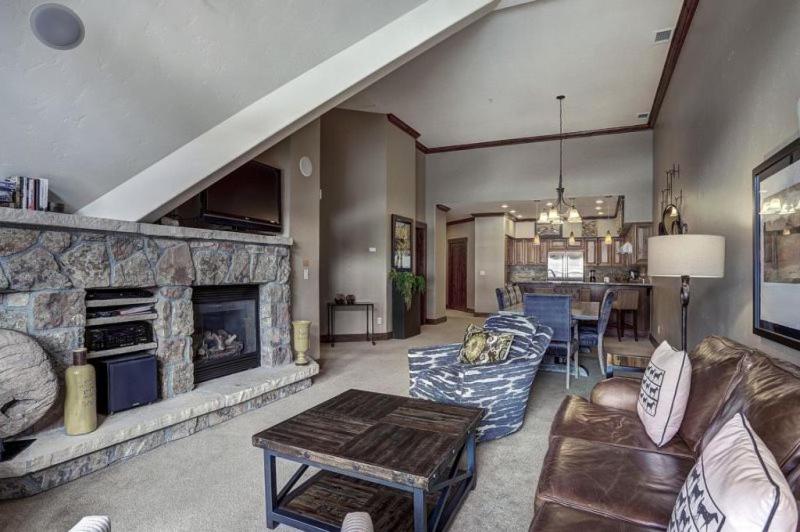 Crystal Peak Lodge 4 Bedroom Ski In, Ski Out Slopeside Condo At The Base Of Peak 7 view 4