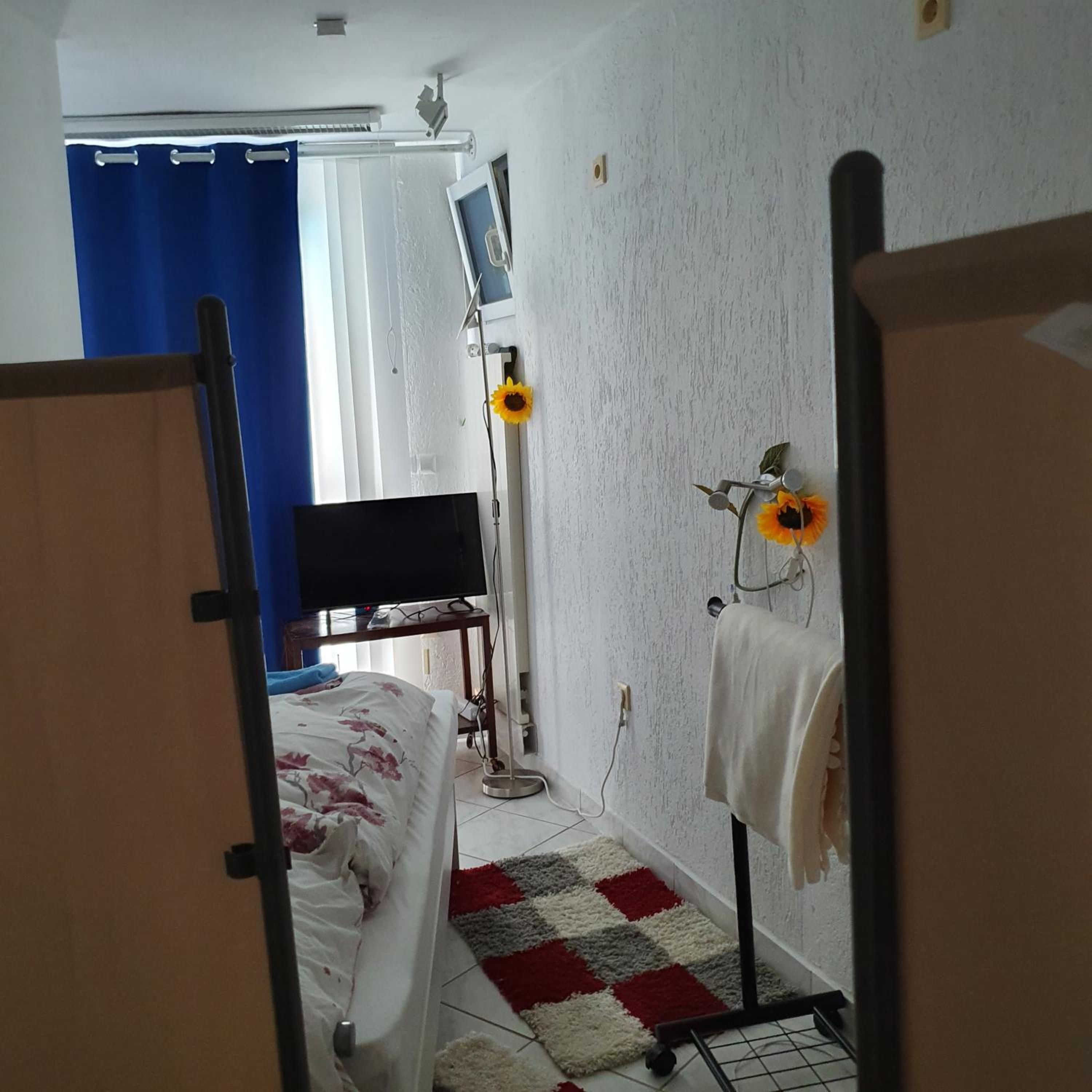 51381Leverkusen Ferienwo - Monteurwo - Bungalow - 6 Pers. - drei Zim je 2 Betten - löffelfertig -Zur Sonnenblume