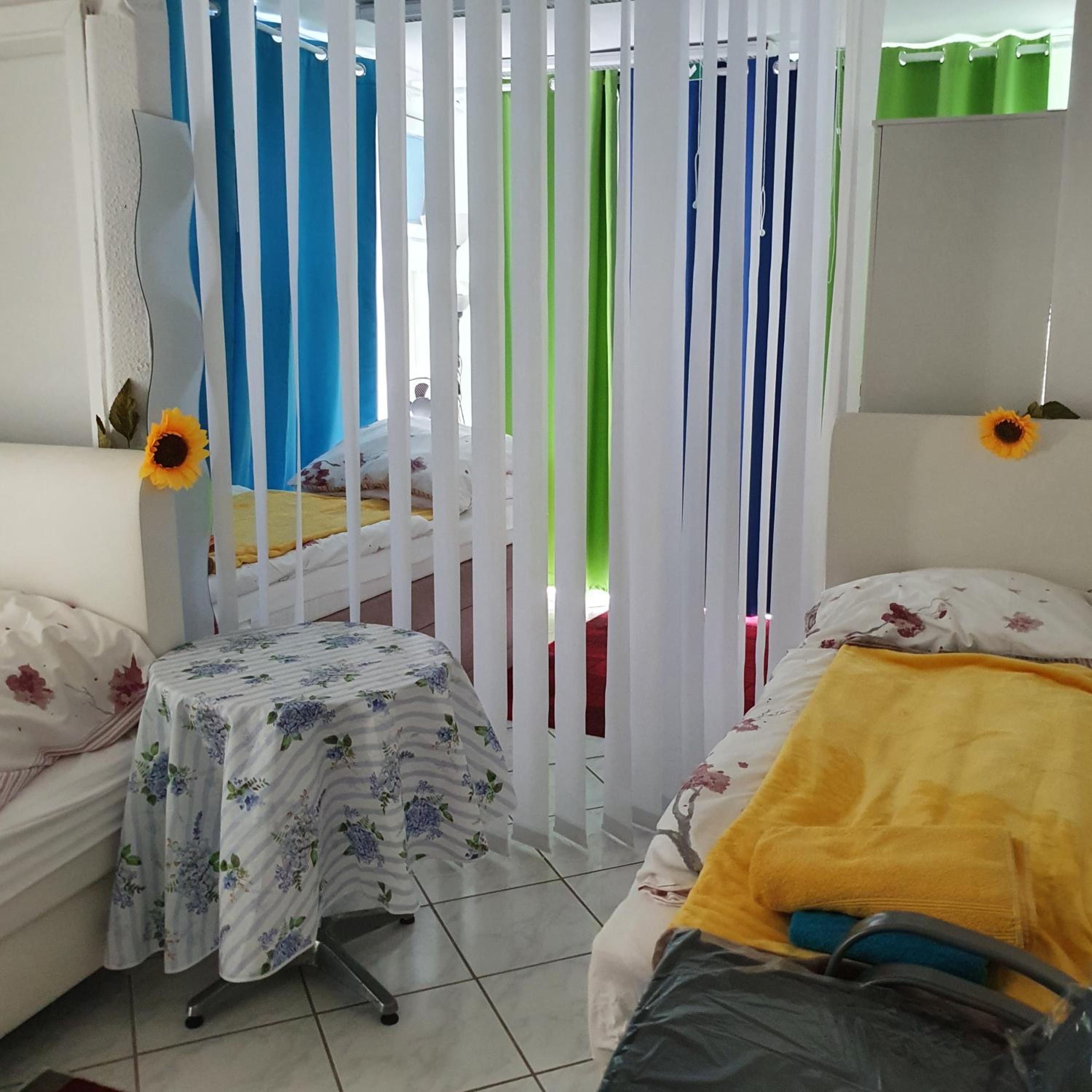 51381Leverkusen Ferienwo - Monteurwo - Bungalow - 6 Pers. - drei Zim je 2 Betten - löffelfertig -Zur Sonnenblume