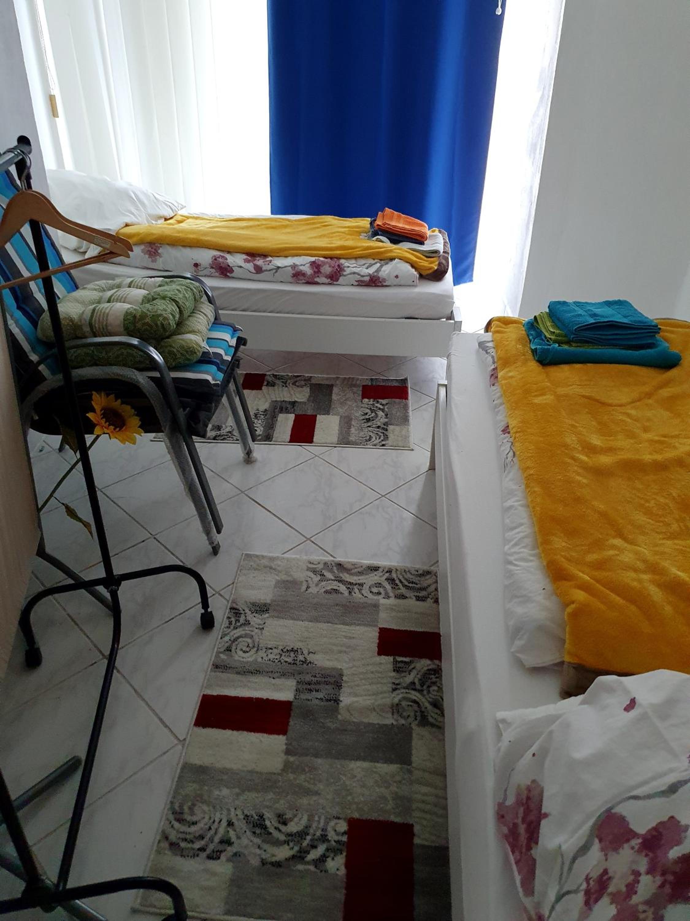 51381Leverkusen Ferienwo - Monteurwo - Bungalow - 6 Pers. - drei Zim je 2 Betten - löffelfertig -Zur Sonnenblume