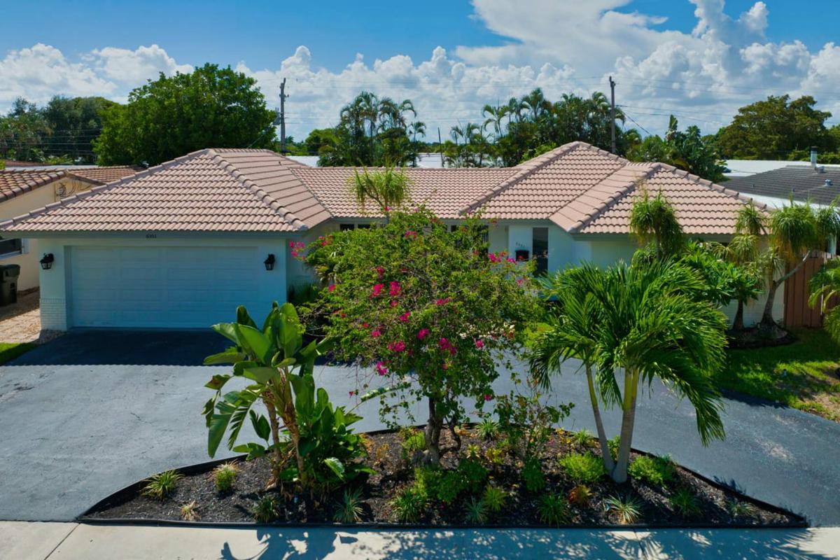 Sail Away Beach Cottage Sleeps 10 Heated Pool view 2