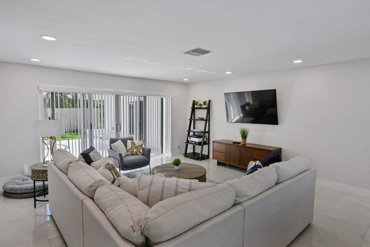 Sail Away Beach Cottage Sleeps 10 Heated Pool view 5