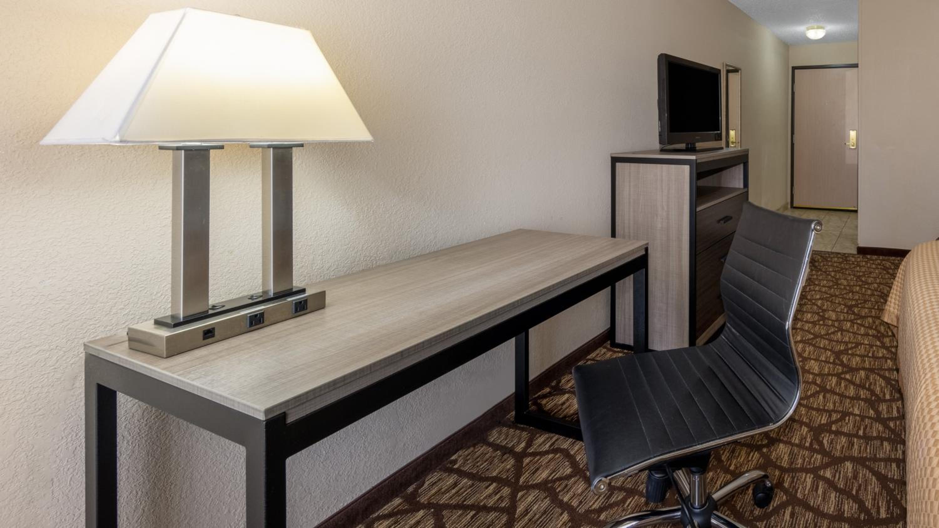 Lawrence Vacations - Baymont by Wyndham Lawrence - Property Image 14