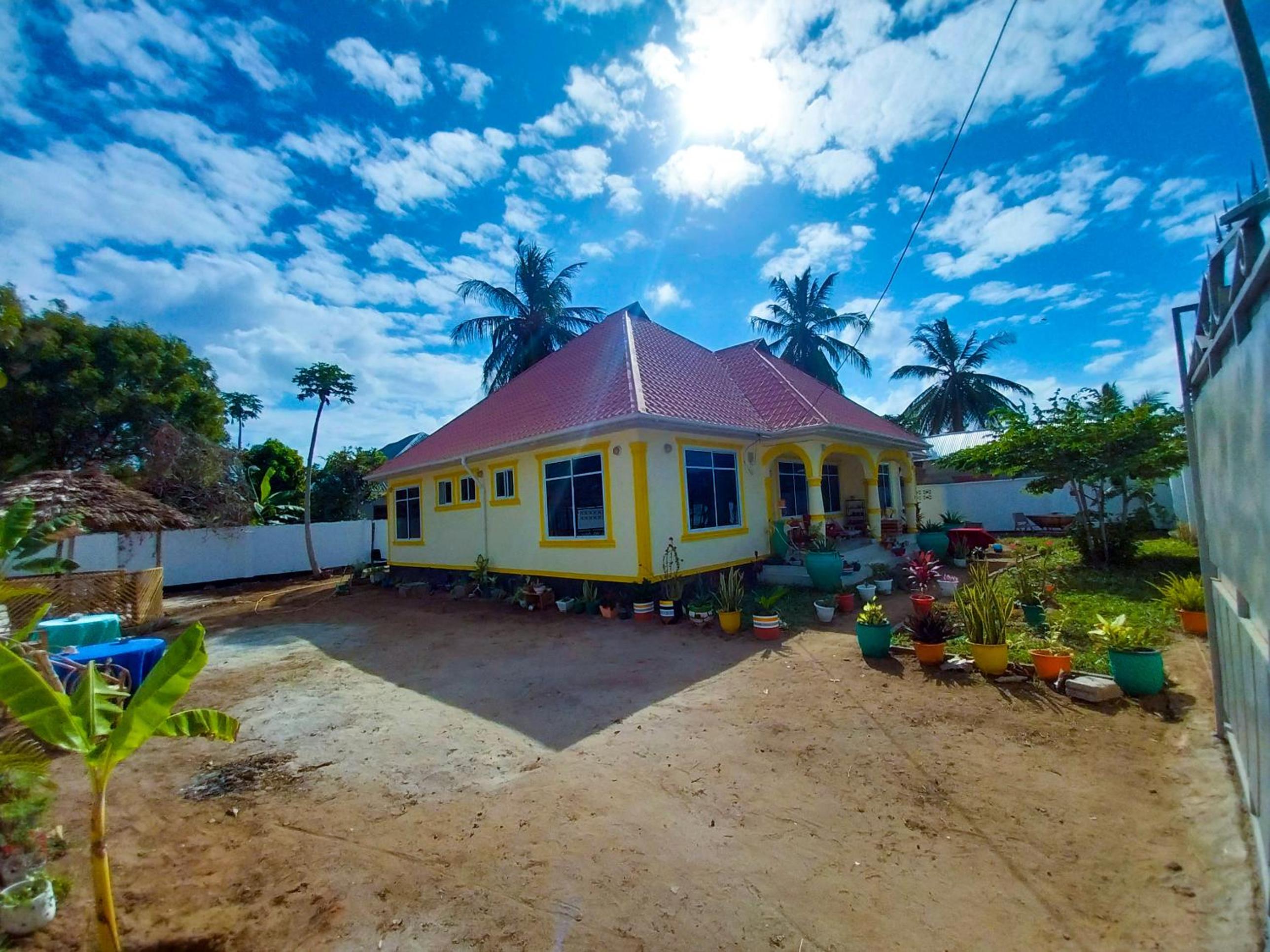 L&J Modern Backpackers Kigamboni Beach House view 3