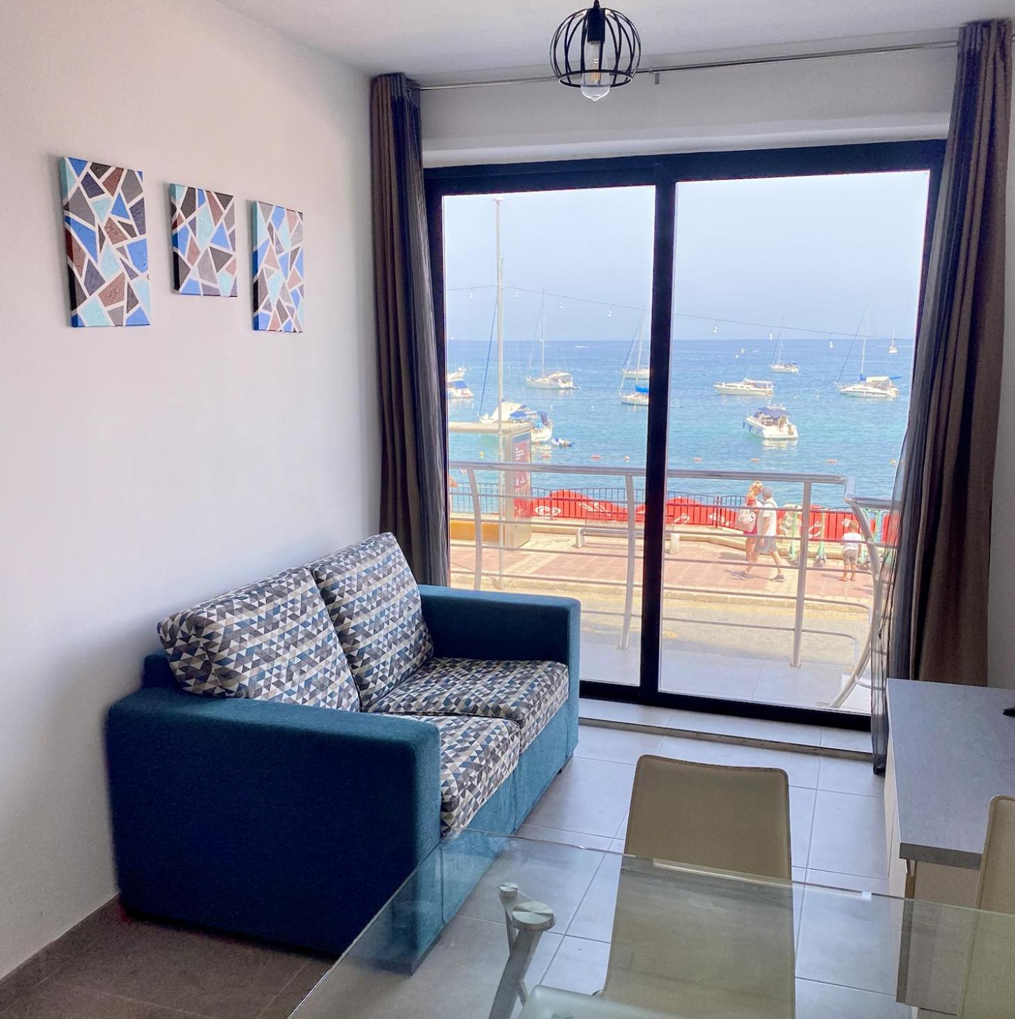 F1 1 Lovely room, bathroom and living shared photo 2