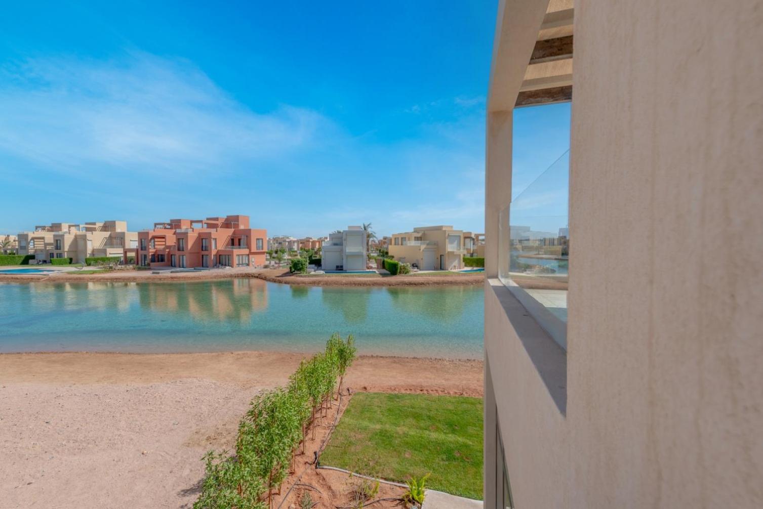 Light-Filled 4-Bedroom Villa in Tawila, El Gouna. Jacuzzi & Lagoon view 3