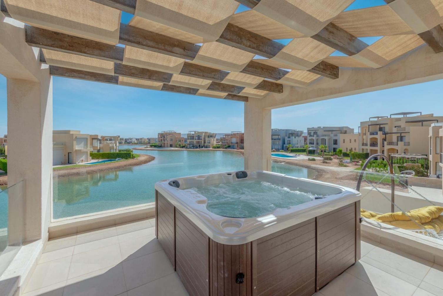 Light-Filled 4-Bedroom Villa in Tawila, El Gouna. Jacuzzi & Lagoon view 4