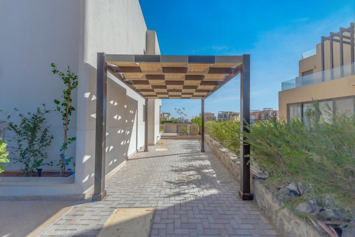 Light-Filled 4-Bedroom Villa in Tawila, El Gouna. Jacuzzi & Lagoon view 5
