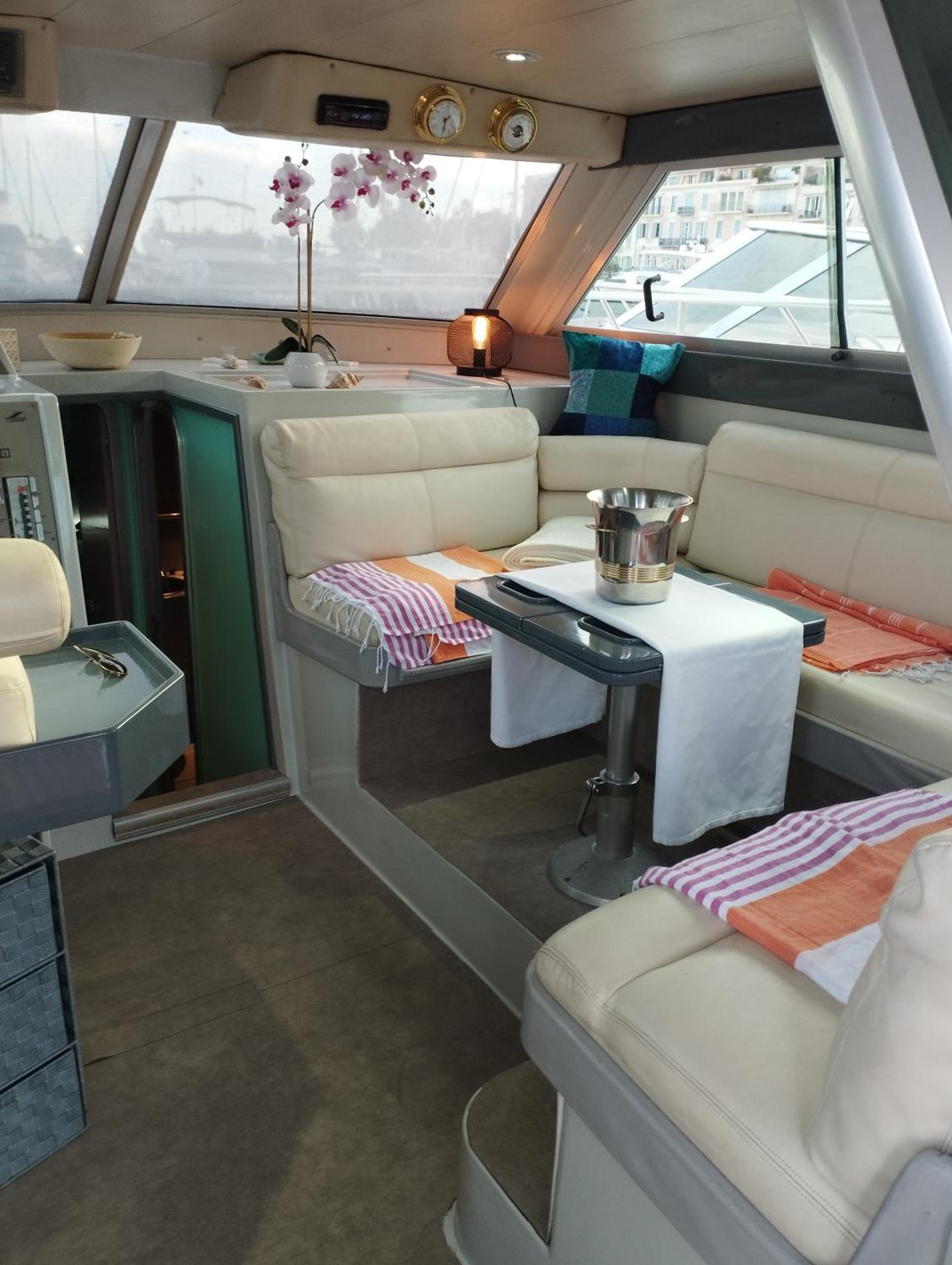 Ferretti 36 ' Bateau à Quai Vieux-Port Cannes Festival La Croisette photo 4