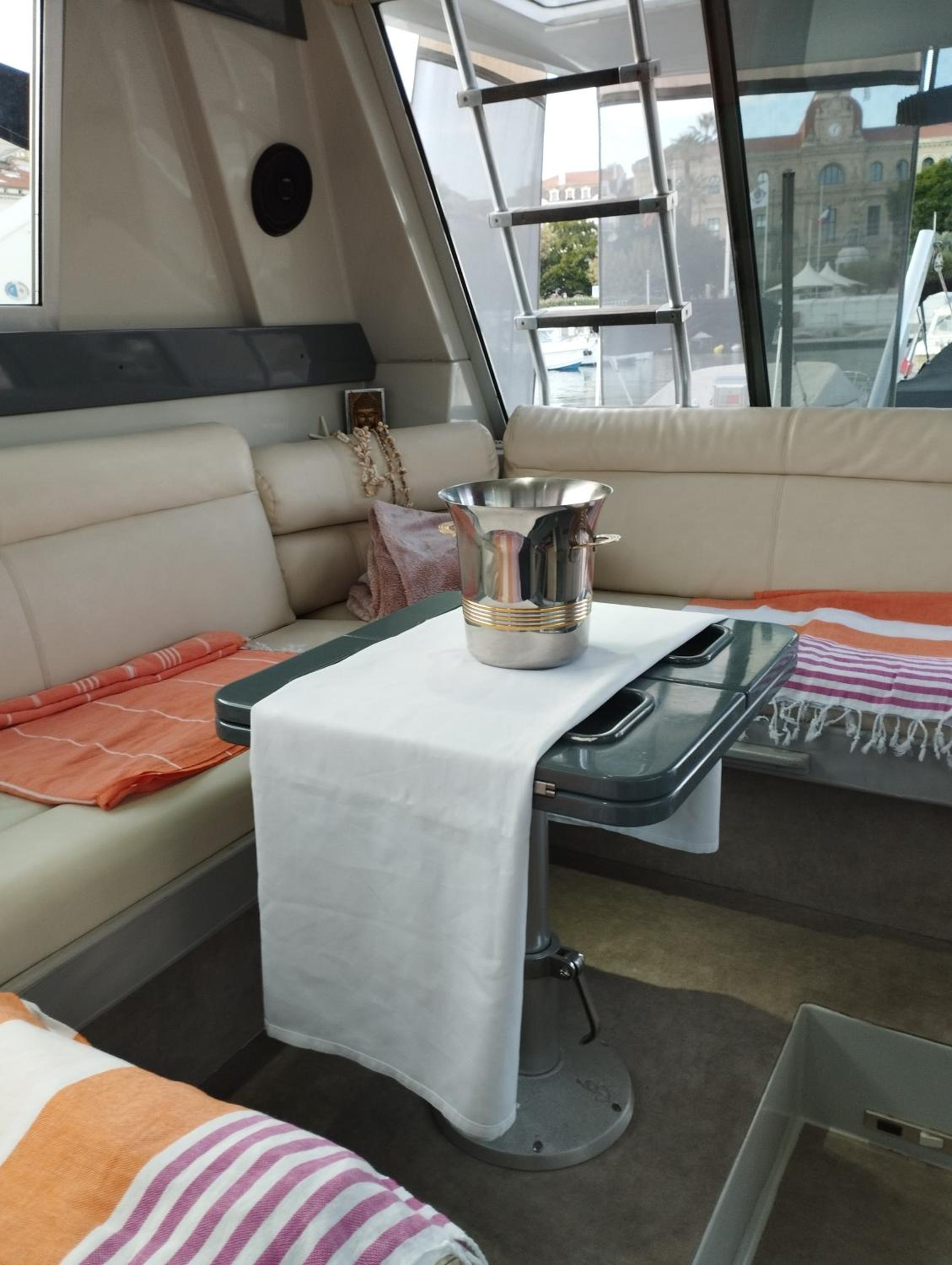 Ferretti 36 ' Bateau à Quai Vieux-Port Cannes Festival La Croisette photo 3