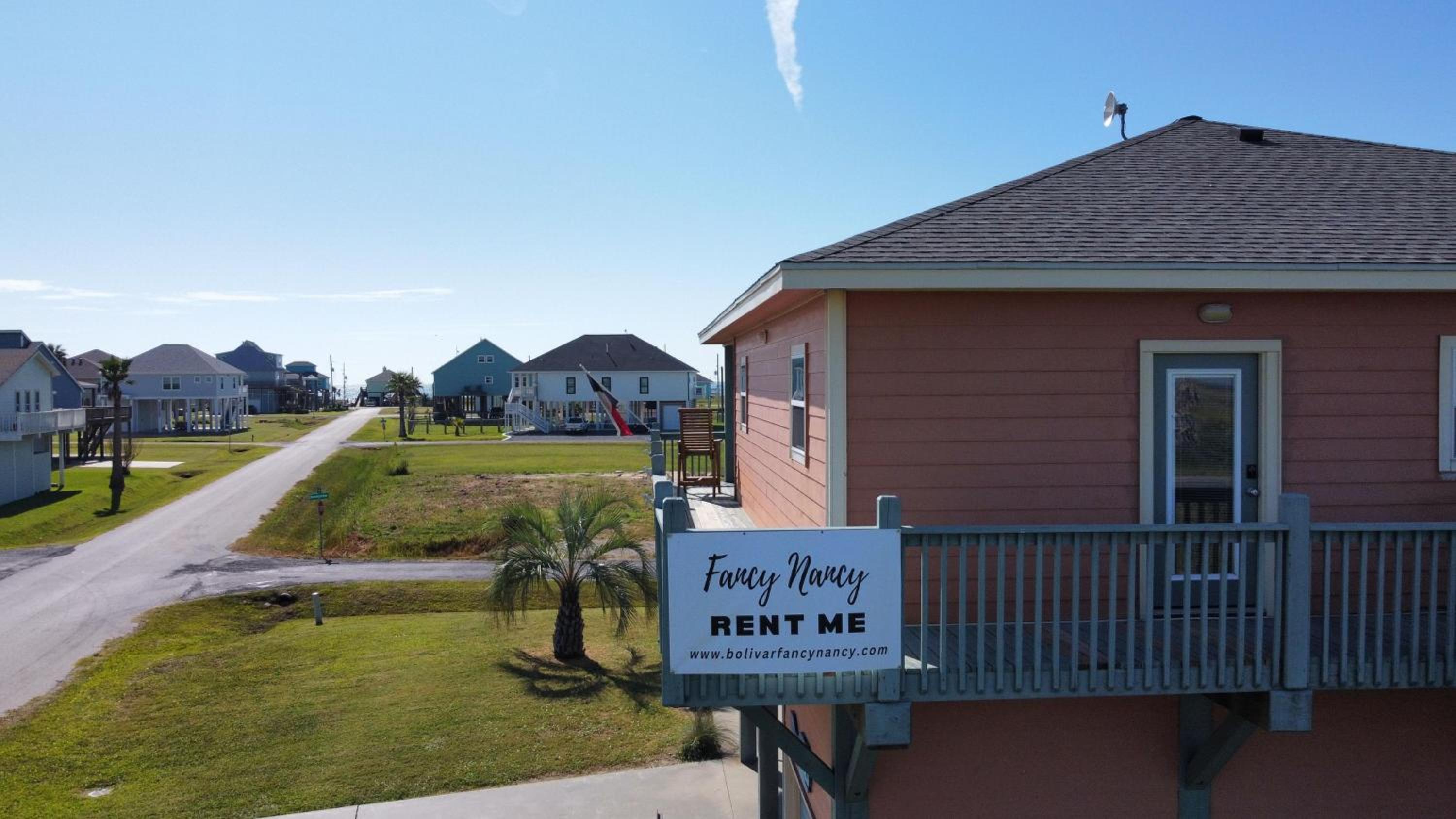 Fancy Nancy 2 Min Walk to Beach, Lyft, Pet-friendly view 3