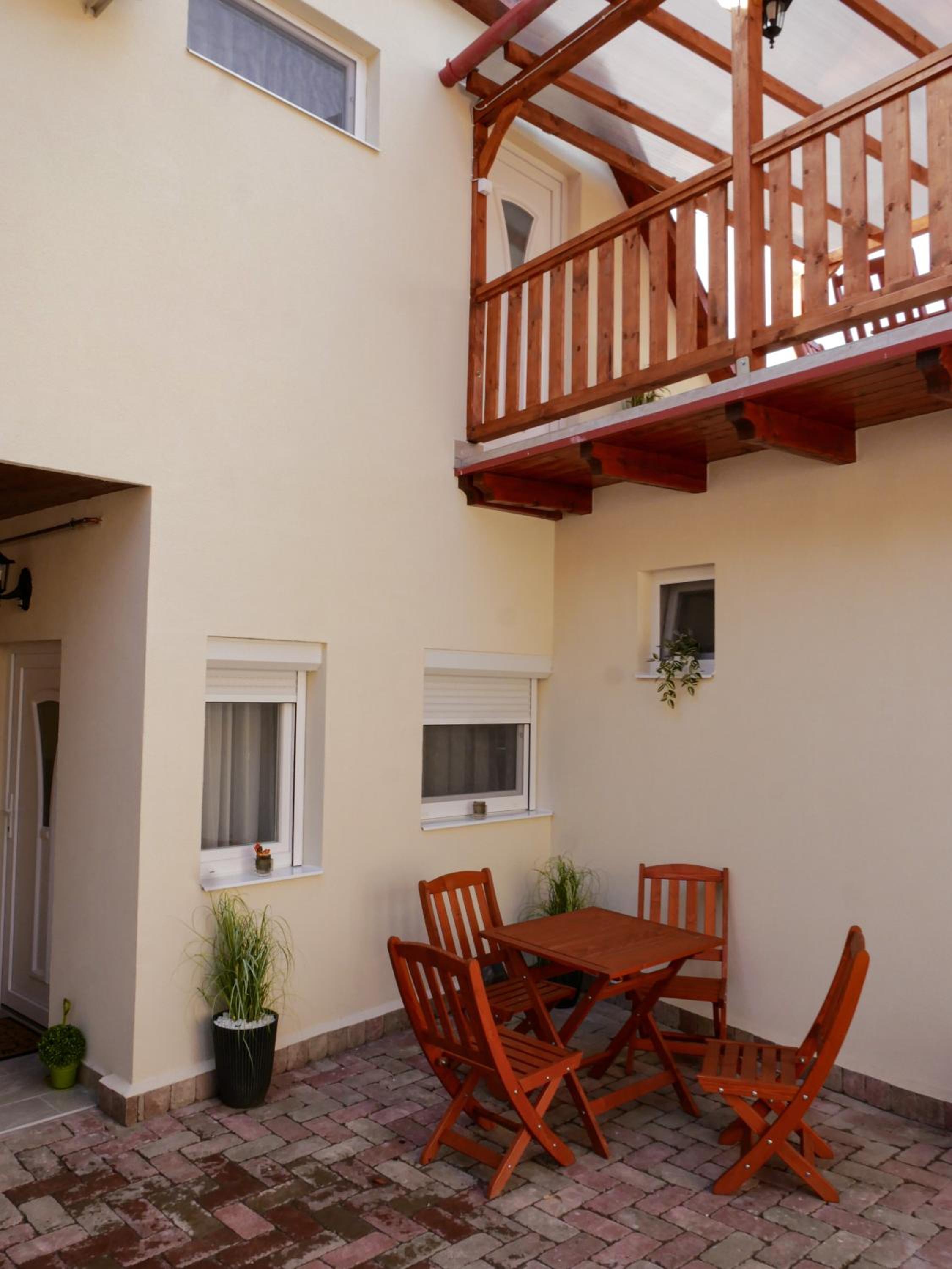 Várfal apartman I