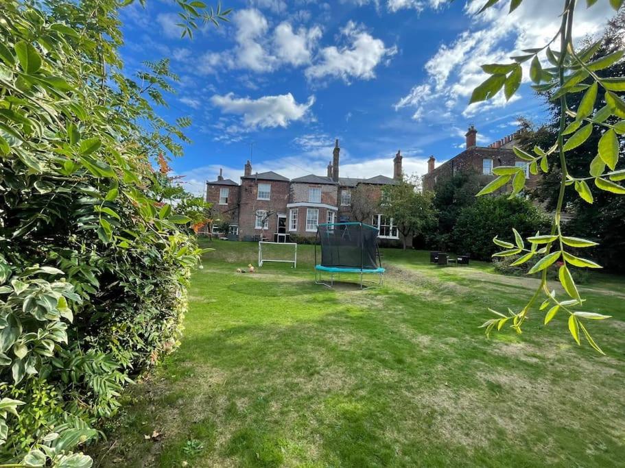 Perfect Family & Friends Home, Free Parking Security Onsite view 4