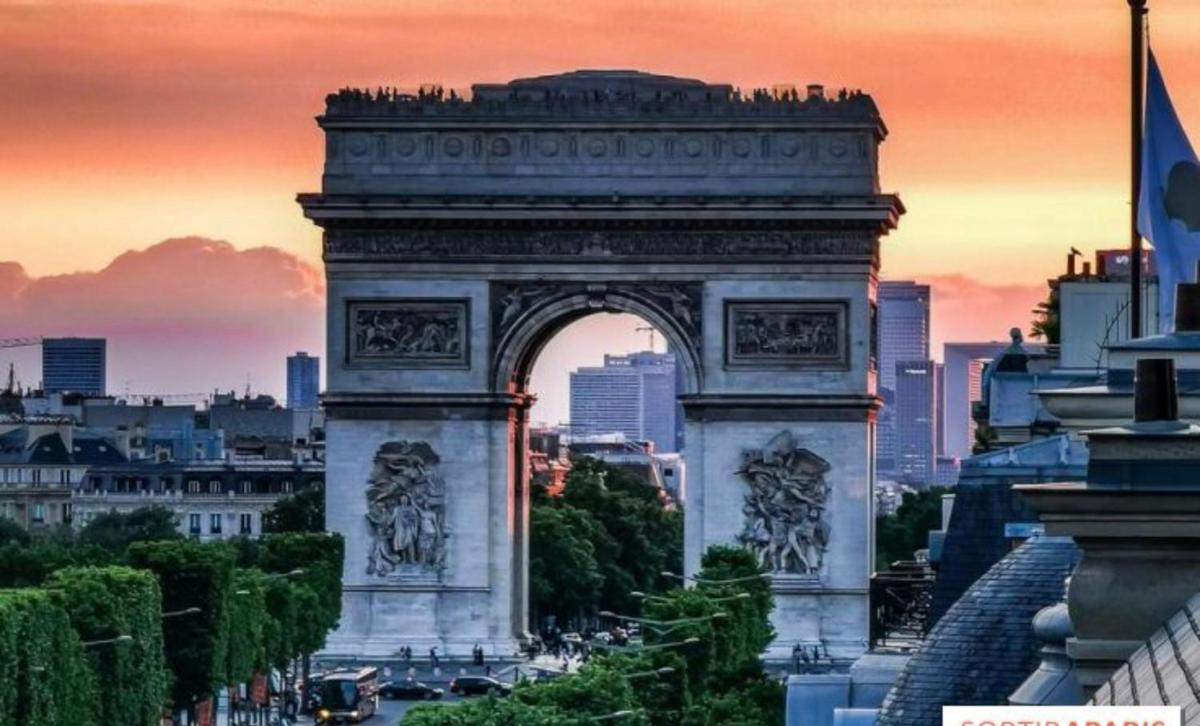 Suite junior avec balcon et vue sur Arc de Triomphe