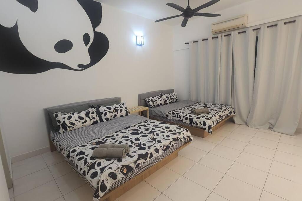 Netflix High Speed Internet 9pax Cinema Theme house Setiawalk with pool