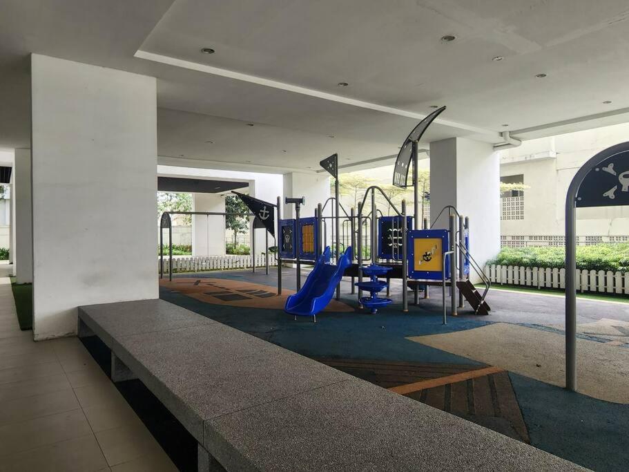 Netflix High Speed Internet 9pax Cinema Theme house Setiawalk with pool photo 5