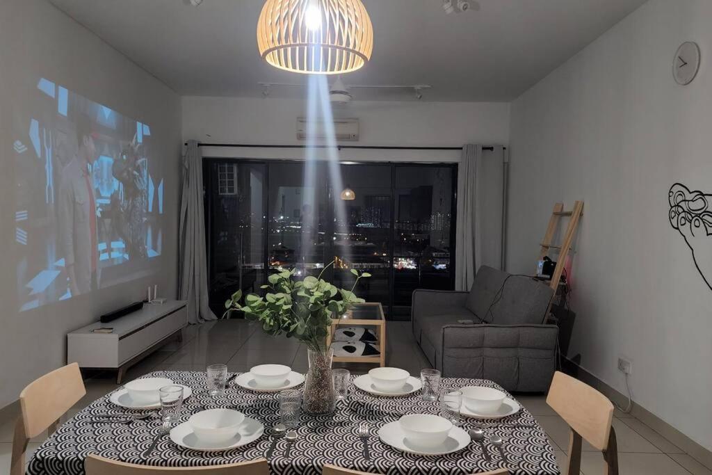 Netflix High Speed Internet 9pax Cinema Theme house Setiawalk with pool