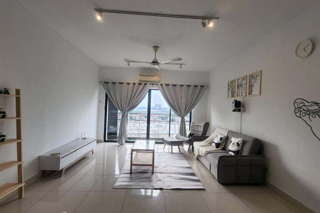 Netflix High Speed Internet 9pax Cinema Theme house Setiawalk with pool