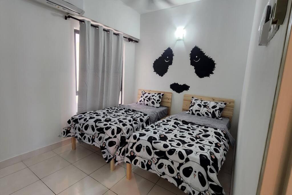 Netflix High Speed Internet 9pax Cinema Theme house Setiawalk with pool