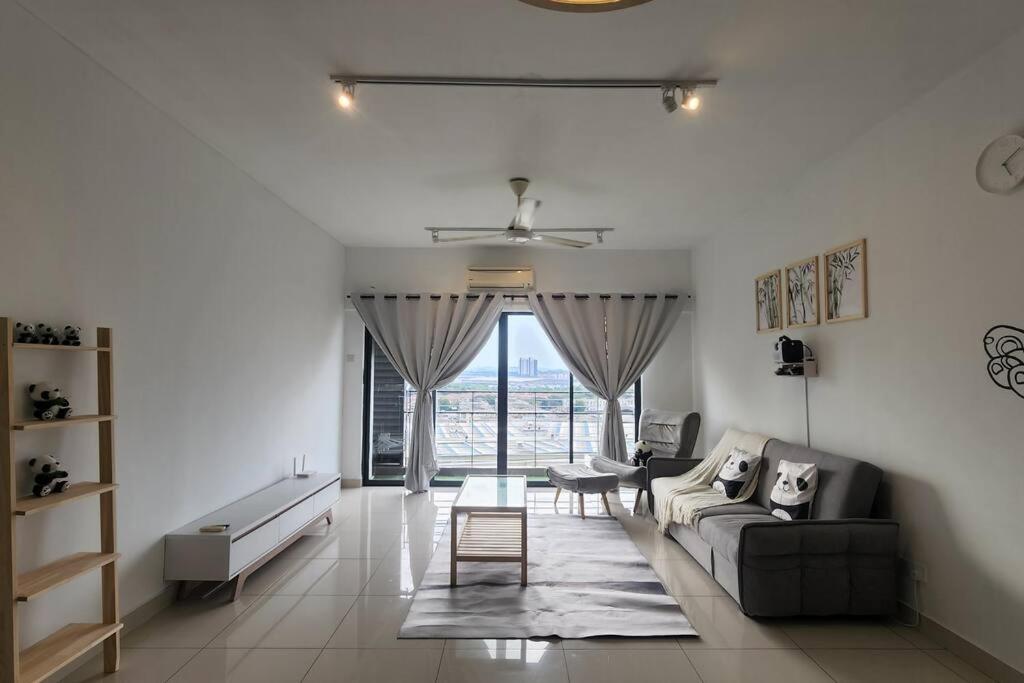 Netflix High Speed Internet 9pax Cinema Theme house Setiawalk with pool