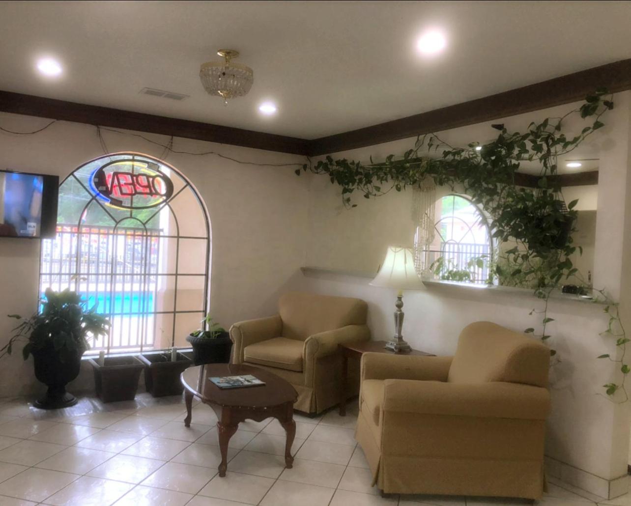 Longview Vacations - Majestic Inn - Property Image 2