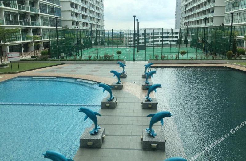 Studio with swimming pool access from the patio at Palazio Mount Austin IKEA AEON by GDRAGON HomeStay