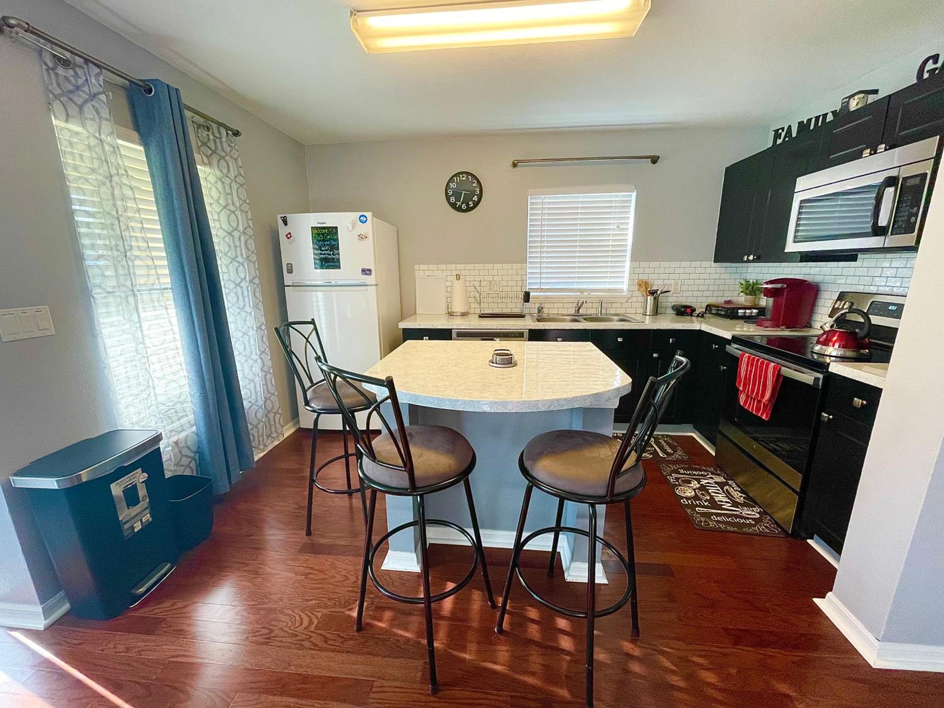 Cozy Oasis near Disney! 4 bedroom 3 bath Townhouse! view 3