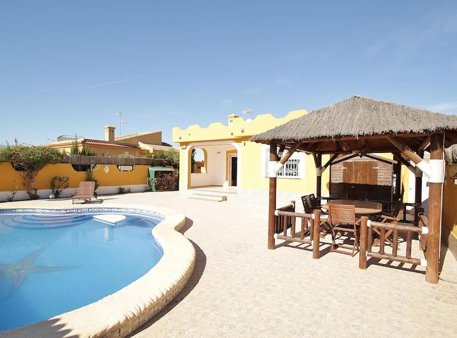 Agradable villa con piscina