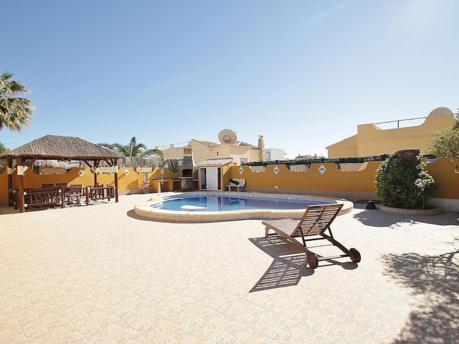 Agradable villa con piscina