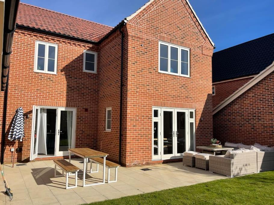 Stunning! Beautiful contemporary property in Holt, Norfolk view 3