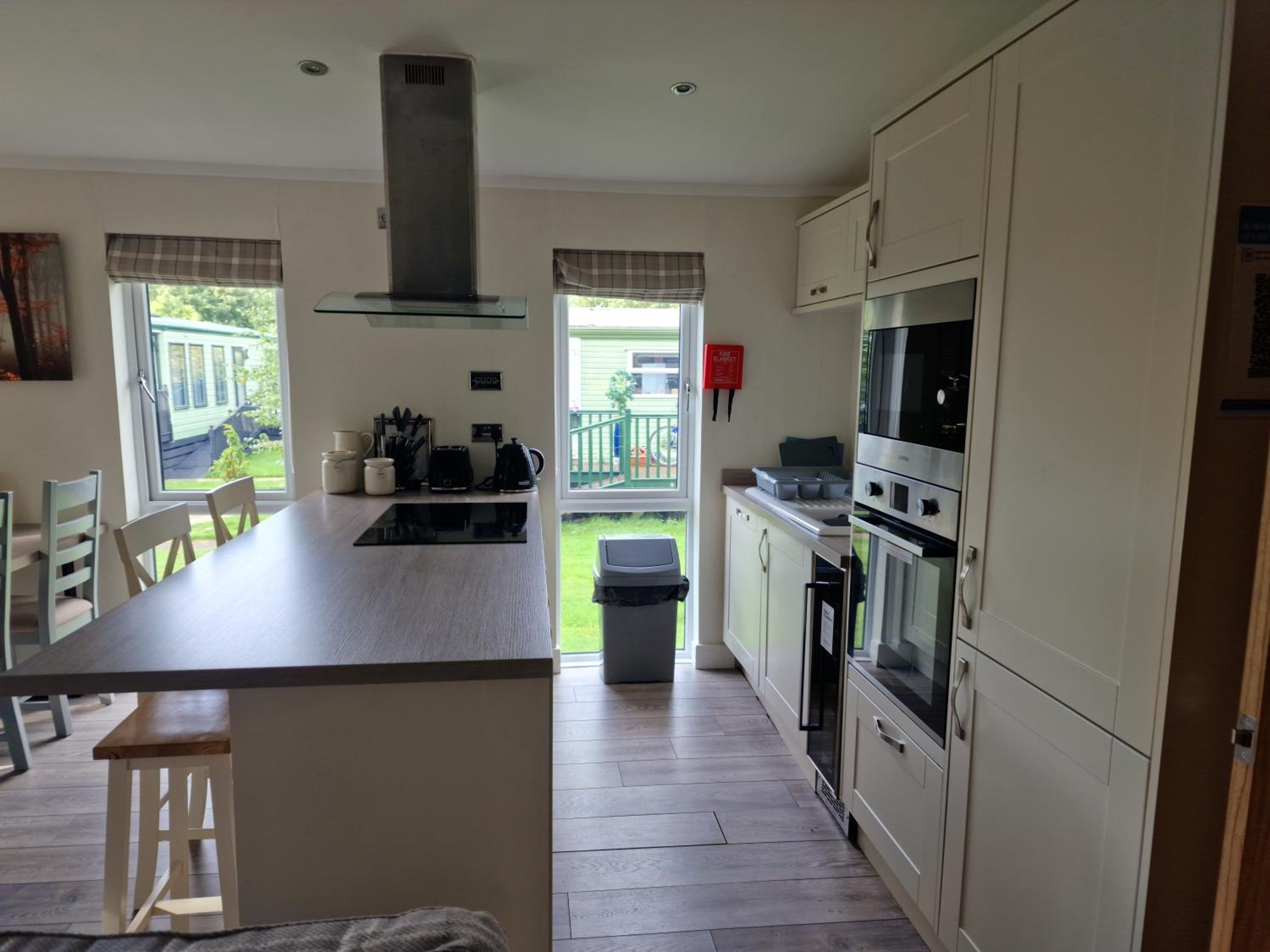 Lodge - Sleeps 6 hot tub & pet friendly view 5