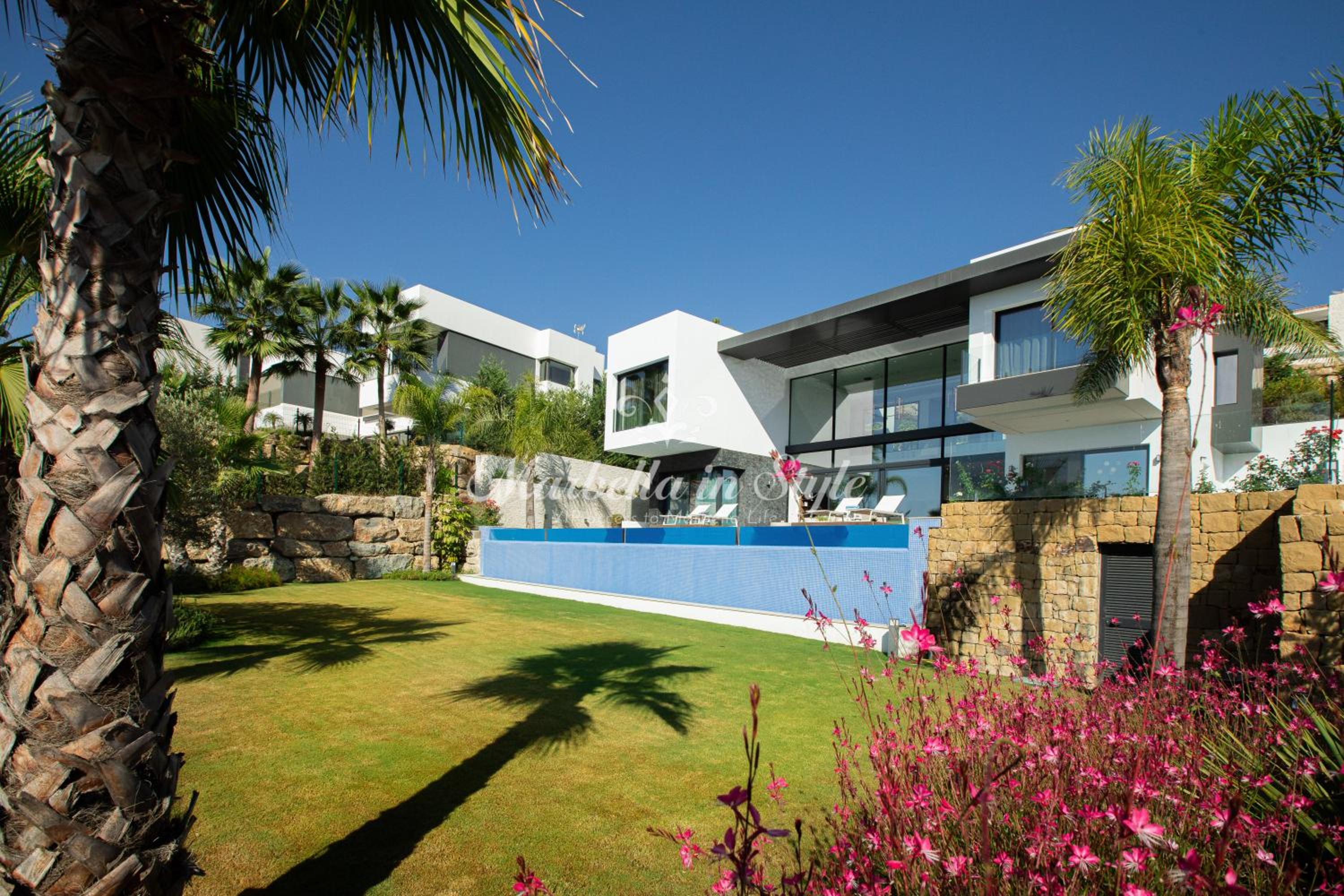 Villa Michaela moderna de súper lujo con piscina y vistas