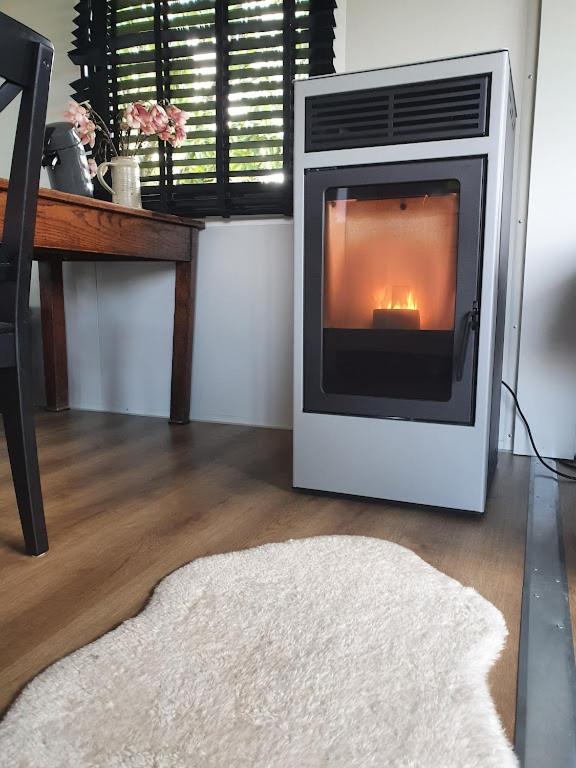 Houten huisje tussen paarden