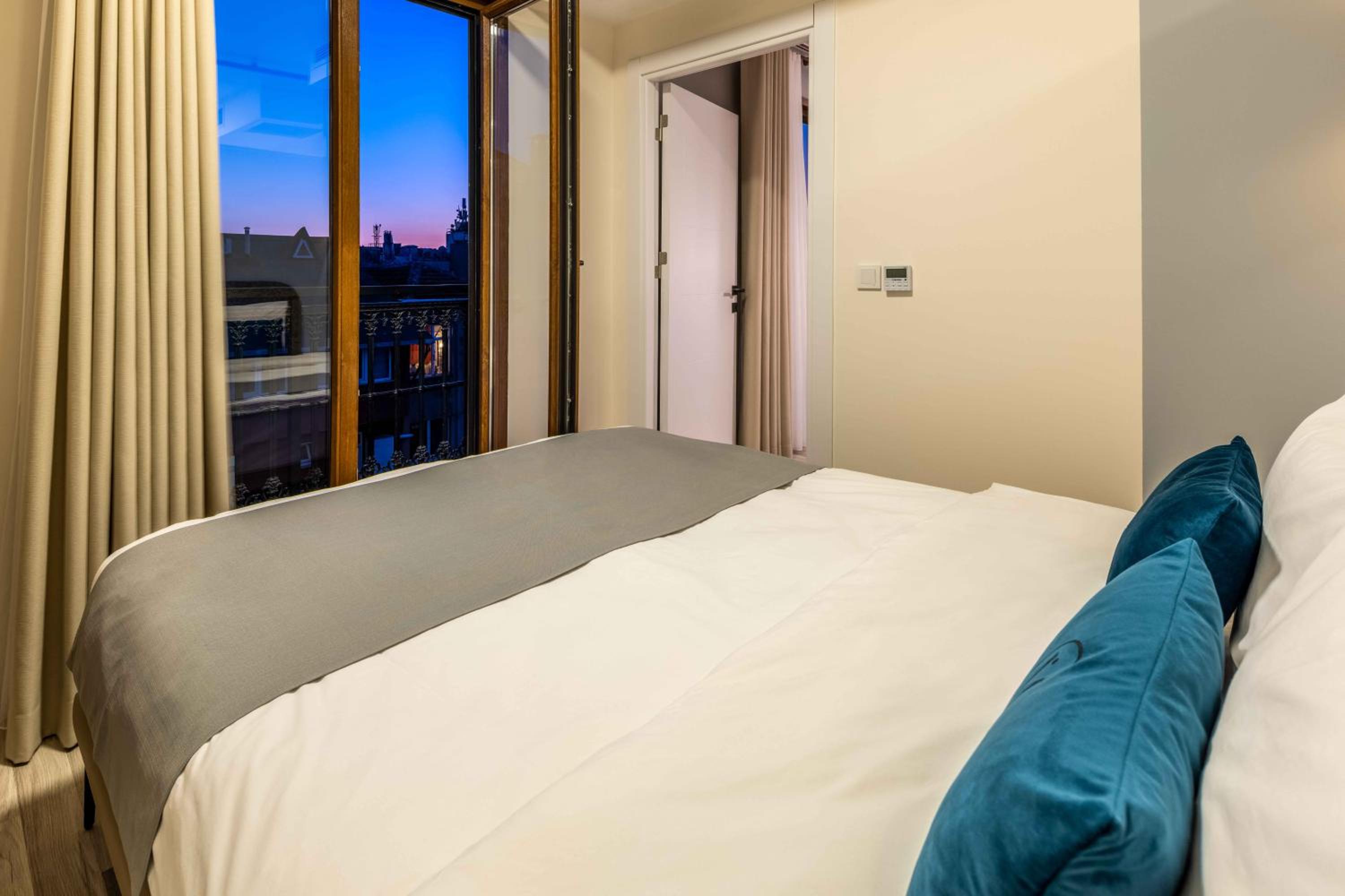 Monnas Suite - Image 41