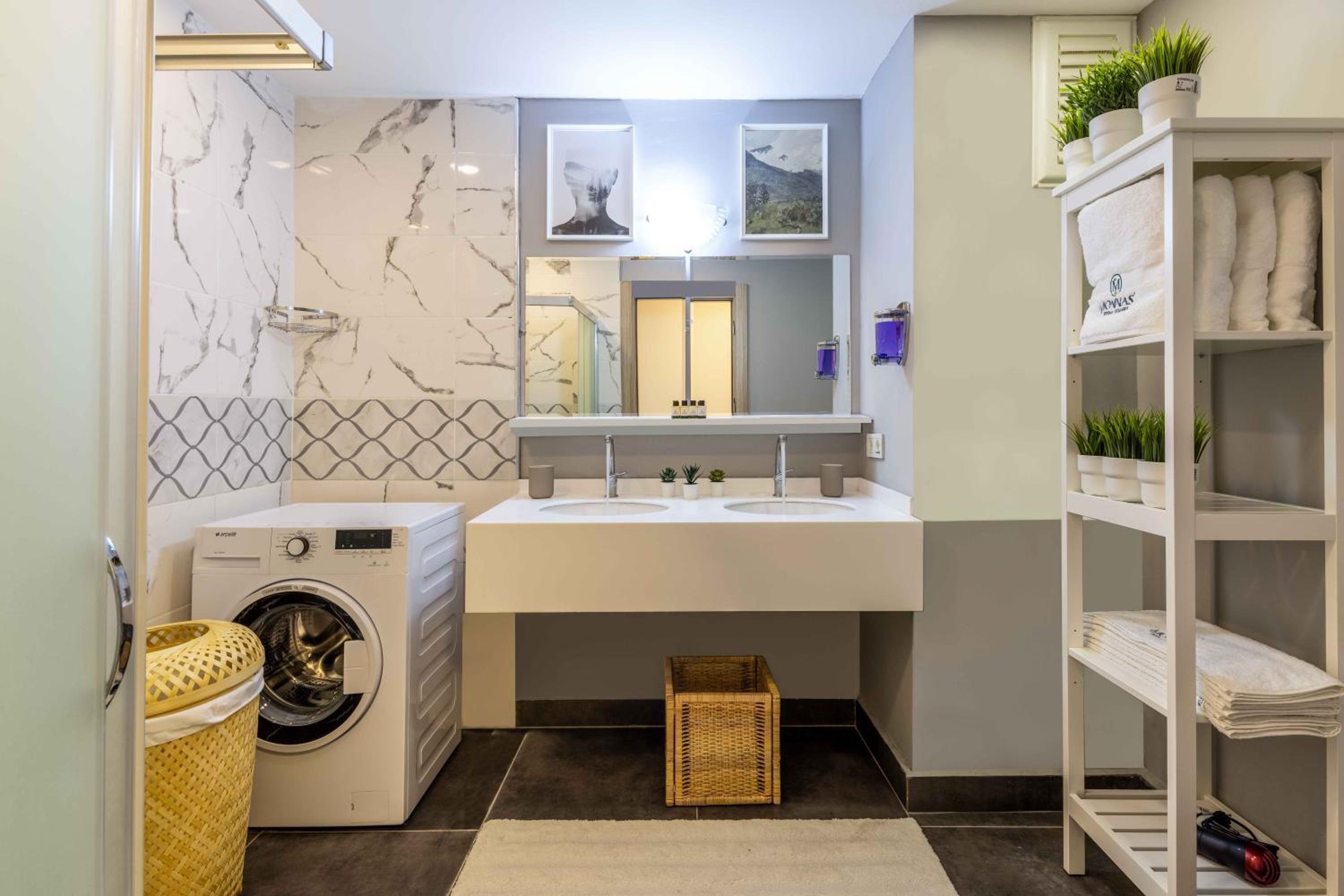 Monnas Suite - Image 126