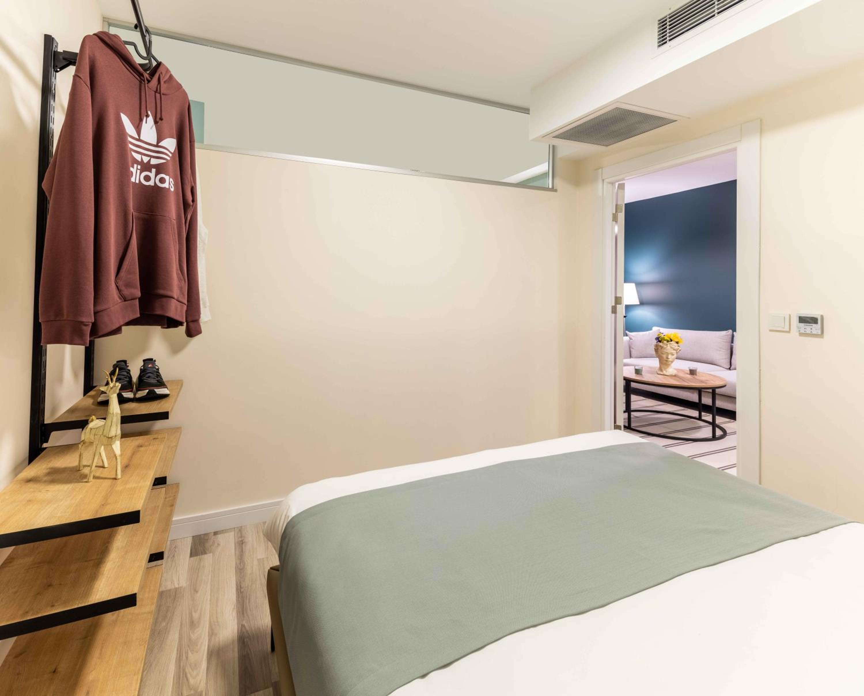 Monnas Suite - Image 49